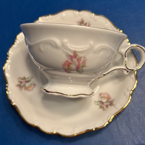 Schumann Arzburg Germany Briar Rose with Gold Trim 4 Place Settings - Picture 9 of 10